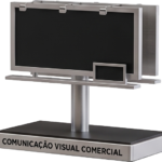 Maquete 3D de um painel estrutural de outdoor em miniatura, ilustrando soluções robustas de sinalização externa, impressão em grandes formatos e comunicação visual para o retalho.