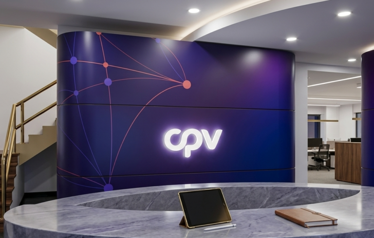 Painel corporativo moderno para recepção com logotipo em letra caixa de Acrílico iluminada por LED. Projeto de comunicação visual de alto padrão.