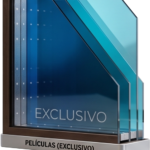 Maquete 3D com camadas de vidro azulado e a inscrição "exclusivo", demonstrando a instalação técnica de películas arquitetónicas de controlo solar e privacidade para fachadas e divisórias.