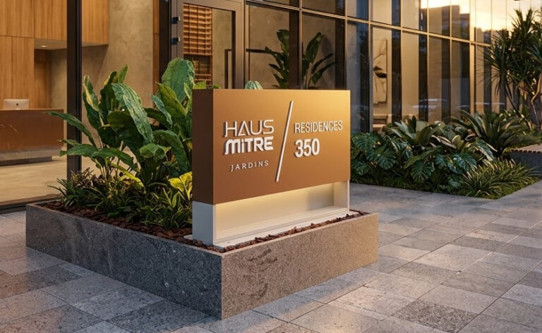 Totem de identificação exterior de alto padrão. Fabricado com estrutura de ferro e revestimento em ACM com pintura automotiva, destacando-se pelas letras em acrílico branco leitoso de 5mm e iluminação LED quente sobre base branca.